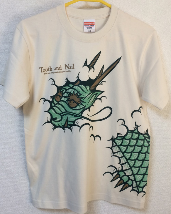 【雲間覗龍　青龍 】Tシャツの雲の中からこちらをのぞく一匹の大きな龍。★和柄Ｔシャツ専門店【Tシャツ工房三宝堂】