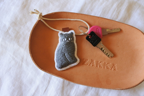 ごはんまちにゃんこ　猫　刺繍　チャーム　ぐれーにゃん