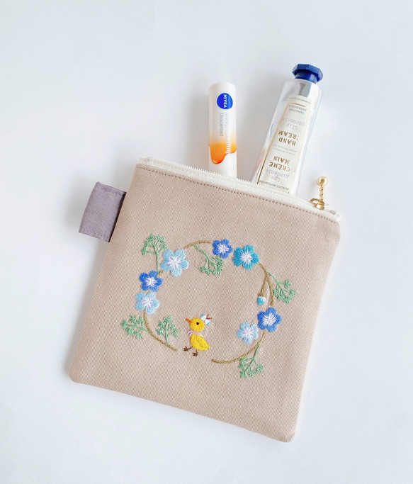 刺繍　小さいポーチ＊ネモフィラお散歩ひよこ　ベージュ〈無料ラッピング〉