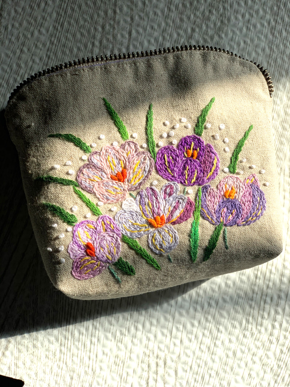 クロッカスの手刺繍ポーチ