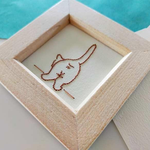 紙刺繍アート　小さな額『ふんばるねこ』