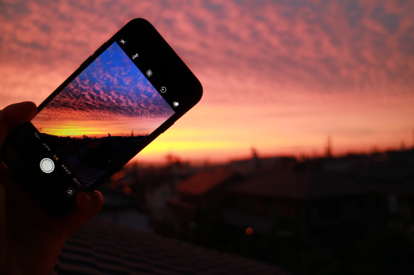 スマホ越しの夕焼け