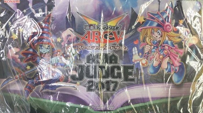 プレイマット『トゥーンブラックマジシャン＆トゥーンブラックマジシャンガール(ASIAJUDGE2017)』【-】{-}《プレイマット》