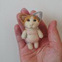 一緒に水遊びをしましょうよ！ 猫ちゃん 羊毛フェルトブローチ - フェルト | オンライン卸し売り