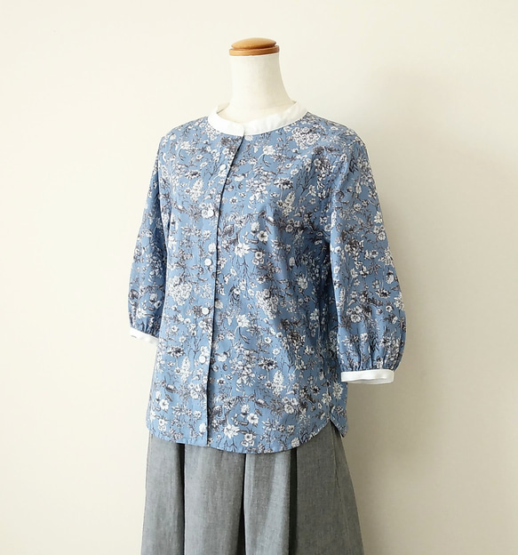 Monochrome flowers blouse ブルー Ｍ～Ｌサイズ