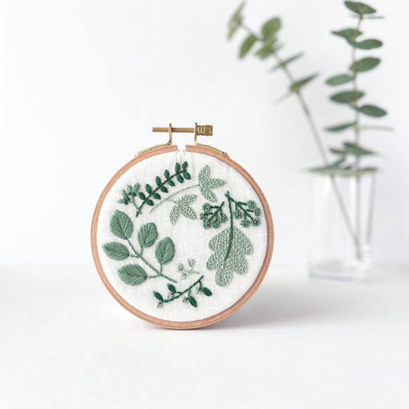 Botanical 緑 ファブリックパネル 直径11cm /刺繍 インテリア 壁飾り