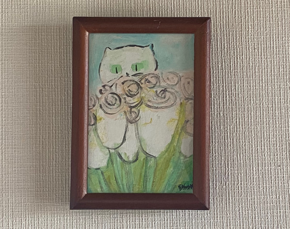 絵画。原画手描き【白いチューリップの茂みの中のかわいい猫】