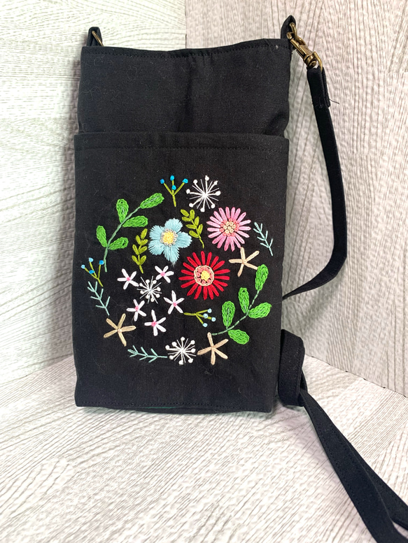 スマホショルダー色とりどりの花刺繍