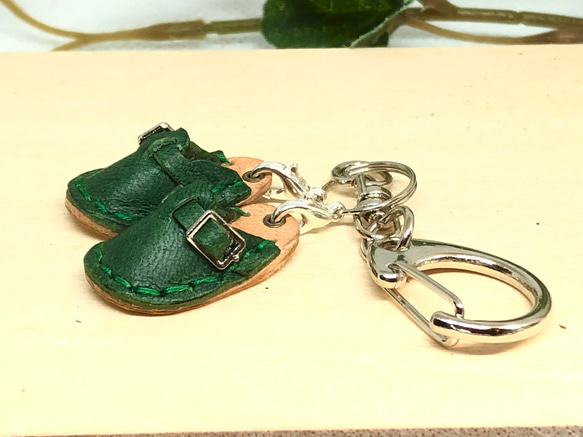 革細工　ストラップサンダル　キーホルダー　一足　leather craft miniature sandals.