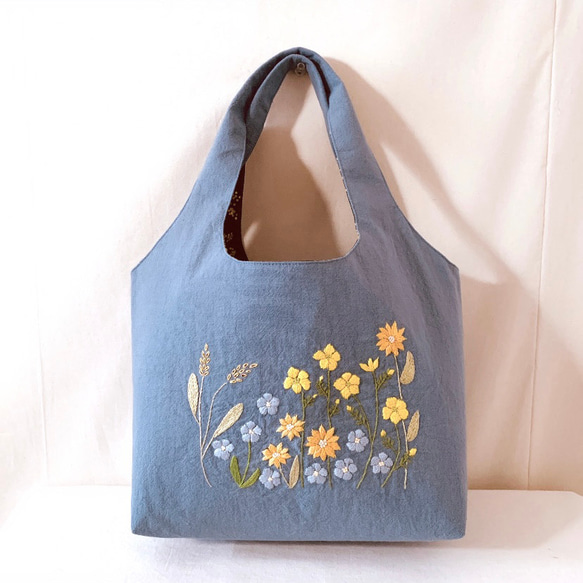 【A4大サイズ】草花手刺繍/綿麻トートバッグ/ニュアンスブルー【くが屋】