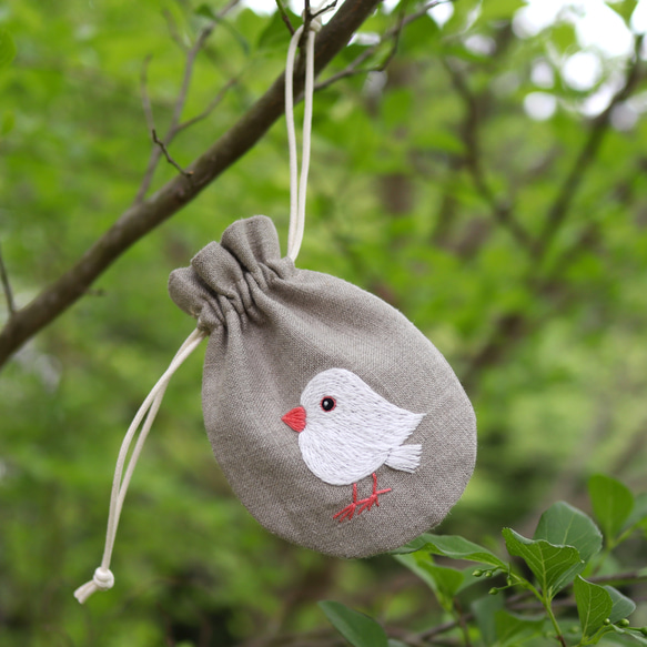 【サイズ・ポーチ変更可】白文鳥さんの刺繍リネンミニ巾着【受注生産】