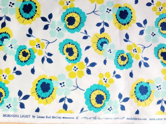 moda fabrics MORNING LIGHT PANSY CLOUD BLUBIRD　#3340-71