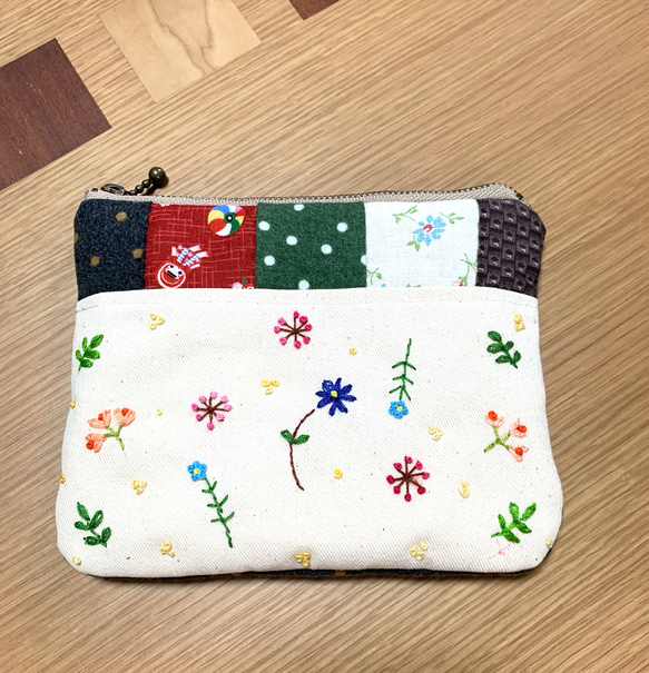 野の花刺繍のパッチワークポーチ（グレー）