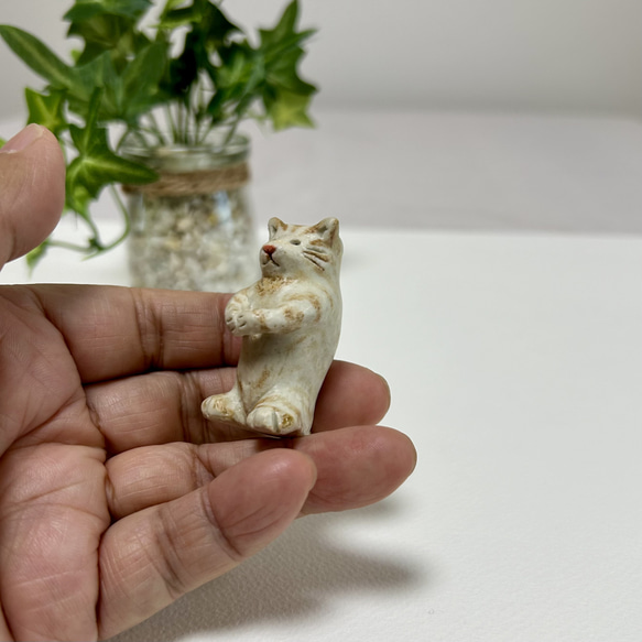 台に置くチビネコ　猫の一輪挿し　一点もの作品　小さいインテリア　陶芸作品　高さ46ミリ