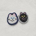 猫の刺繍ブローチ（白と黒）