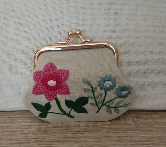 ピンクとブルーお花刺繍のがま口