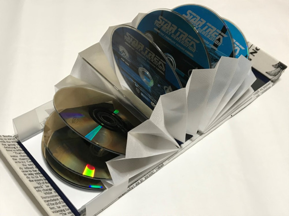 蛇腹式CD・DVDケース15枚用／シェルポ　英字新聞柄