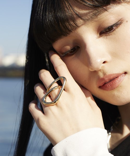 Nuance line triangle Ring