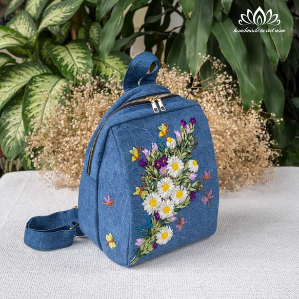 お花手刺繍リュックサック ◾素材 :   生地 キャンバス・帆布  糸 ：レース糸、DMC 刺繍糸、裏地：コットン生地