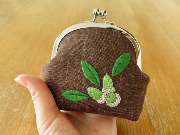 手刺繍のがま口〈 ドングリ〉