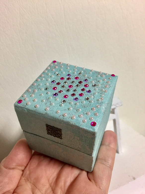 カルトナージュで作り上げた プレゼントにしてもらえる ミニアクセサリーBOXです。