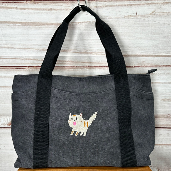 【送料無料】驚き猫の刺繍 たっぷりポケット付き キャンバス Zip式 トートバッグ＜ブラック＞