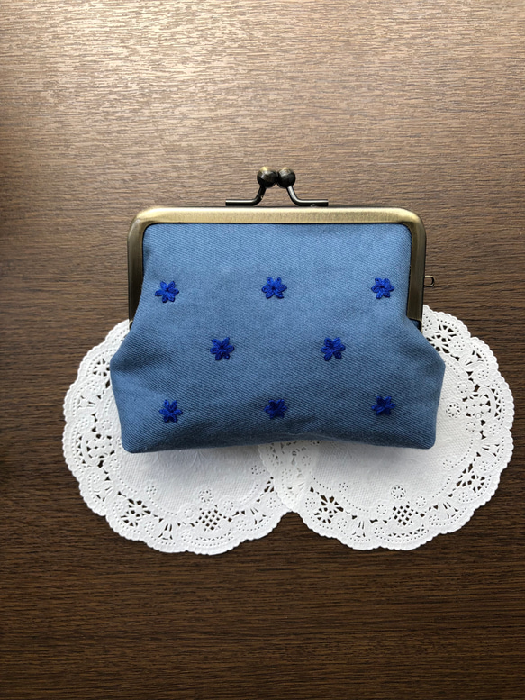 手刺繍のがま口財布　小花　ブルー