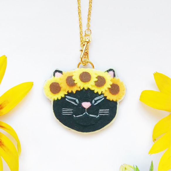 一点物【おねむねこバッグチャーム】ひまわり冠の黒猫ちゃん（フェルト・刺繍・向日葵・キーホルダー・夏）