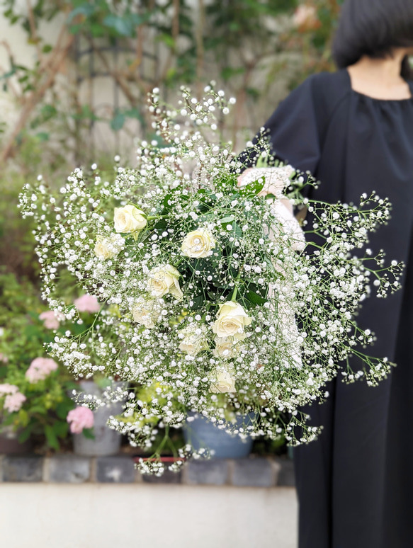 ふわふわ可愛い♡両手いっぱいの白薔薇とかすみ草のブーケ　生花からドライをお楽しみください♪ブライダル