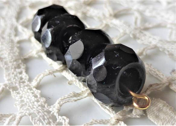 ブラック！穴4㎜　チェコビーズ Czech Glass Beads４個