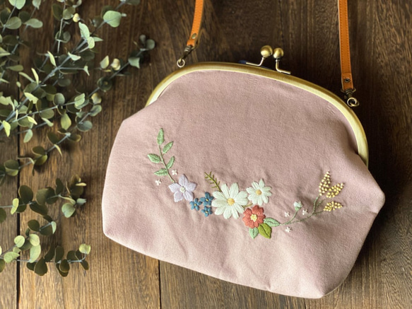 《受注制作》お花畑のショルダーバッグ（ピンク）　～手刺繍のがま口バッグ～