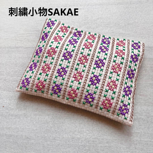 ハンドメイド手縫い刺繍小さめ花畑ポーチ