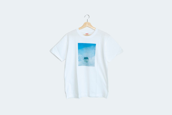 湖に浮かぶ、月と森を描いたTシャツ