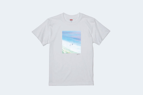 海辺を犬と散歩する景色を描いた、Tシャツ