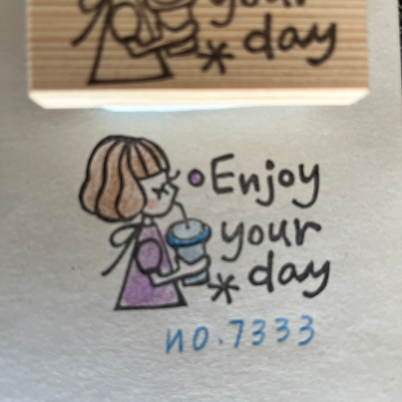 スタンプ　No. 7333 enjoy your day ドリンクを飲む女の子