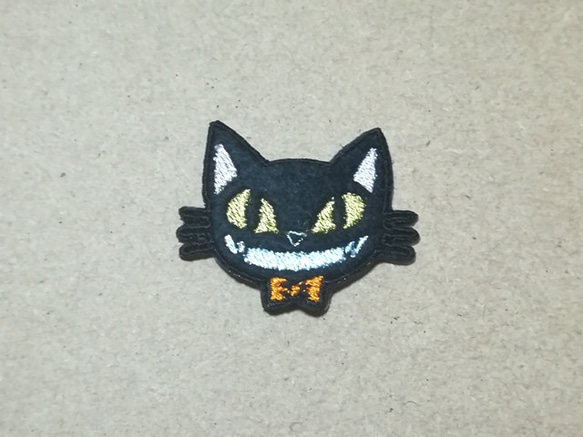 笑うくろねこ刺繍ワッペン/ハロウィン秋/選べるサイズ