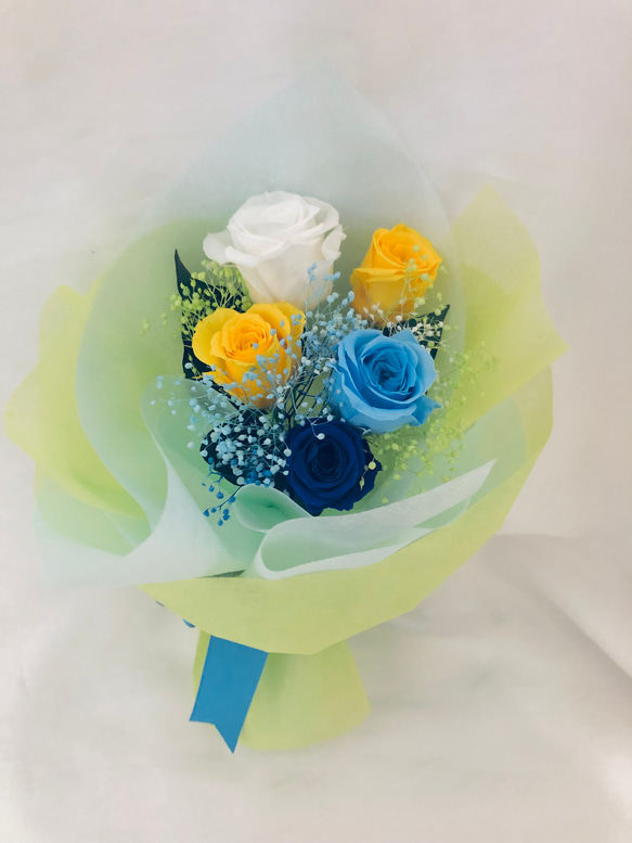 プリザーブドフラワー3色の薔薇とかすみ草の花束（花束ラッピングでお届け）