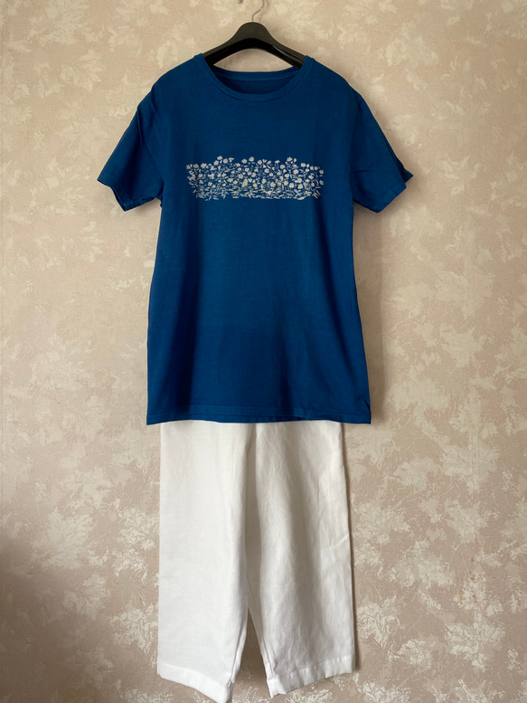 藍染めTシャツ、小花とネコ