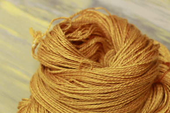 草木染の高級DKヤーン　Baby Alpaca 50％、Silk 25％, Linen 25% Onion Skin