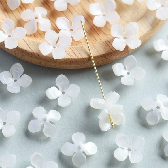 【6つ】アクリル　フラワー　ビーズ　花　花びら パール　白　ホワイト