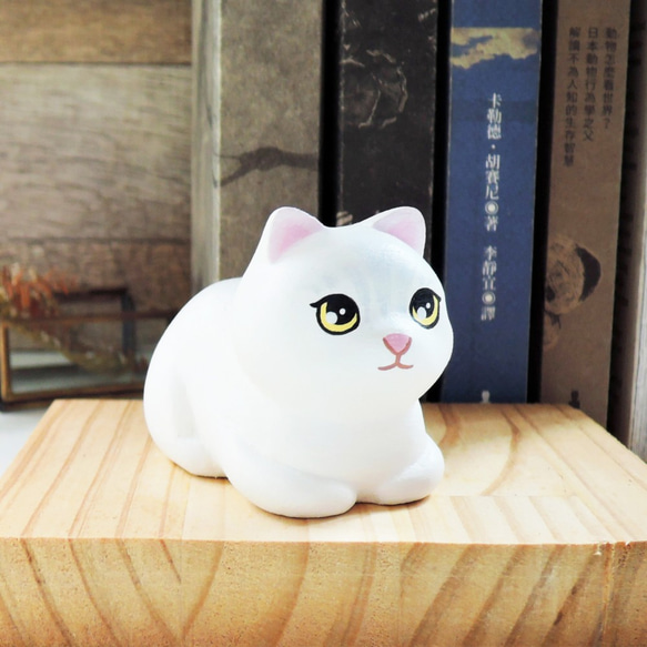 かわいい小さな白い猫の装飾品名刺ホルダー携帯電話ホルダー手作り木製癒し小さな木彫り人形に座って手を折る