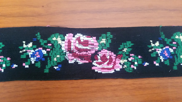 チロリアンテープ　デッドストック　薔薇柄　刺繍　アンティーク　黒地１ｍ