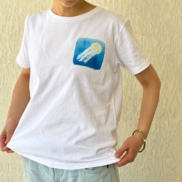 アカクラゲのＴシャツ