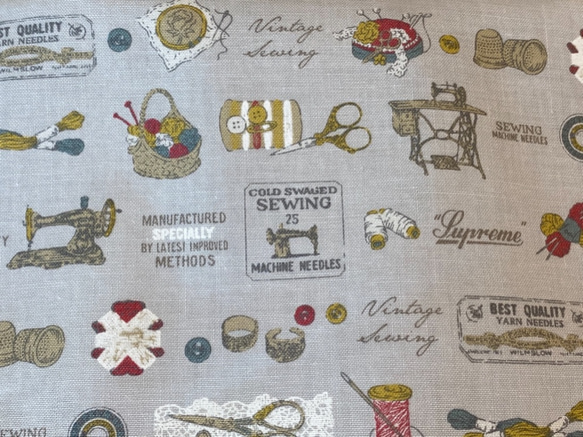 ハーフカット『 Quilters collection ソーイング柄　Cー薄いブルーグレー』～52×50㎝でカット済み〜