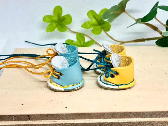 革細工　丸ブーツ　一足　leather craft miniature boots.