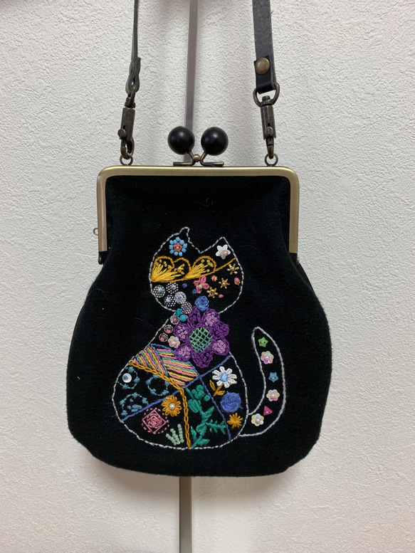 猫刺繍×ビーズ がま口ショルダーバッグ 黒 (ブラック)