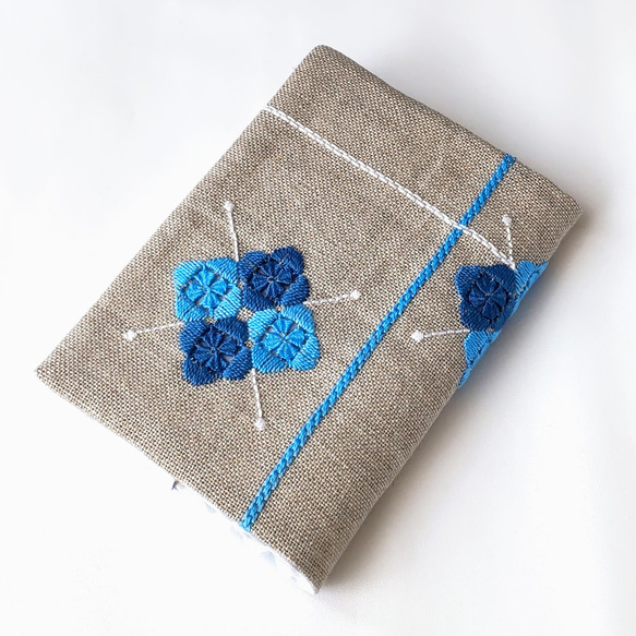 リネン  手刺繍のブックカバー  紫陽花    (A6/ 文庫本サイズ/青 )