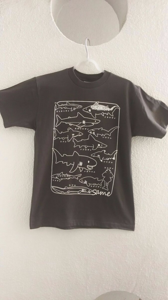 サメT2 チャコール Mサイズ　Ｔシャツ