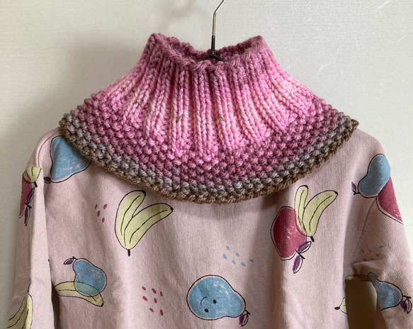 *体に沿うネックウォーマー*《 キッズ 》サイズ  ACRYLIC YARN 段染 ピンク系