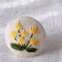 刺繍ブローチ(綿麻) たんぽぽ　ヘアゴム可 くるみボタン　送料無料